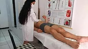 Enfermeira observa a ereção inesperada do paciente durante o atendimento, leading to rough hospital fuck.