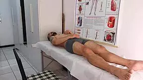 Enfermeira observa a ereção inesperada do paciente durante o atendimento, leading to rough hospital fuck.