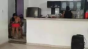 Padrastro pervertido se folla a su hijastra delante de su hermana gemela sin que ella se d cuenta l es su cuidador