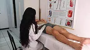 Enfermeira observa a ereção inesperada do paciente durante o atendimento, leading to rough hospital fuck.