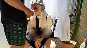 padrastro tampou os olhos da enteada e colocou pau no lugar do picol� pirulito na boca dela enteada gosta e continua chupando o picol� do padrasto oral boquete