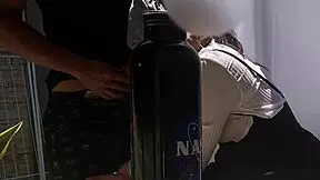 padrastro tampou os olhos da enteada e colocou pau no lugar do picol� pirulito na boca dela enteada gosta e continua chupando o picol� do padrasto oral boquete