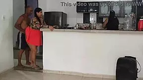 Padrastro pervertido se folla a su hijastra delante de su hermana gemela sin que ella se d cuenta l es su cuidador