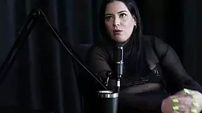 a gostosa da pri melancia sensualizando seus enormes peitos e mostrando sua bunda no preliminares podcast com bia hot watch on sheer red