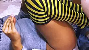 la estudiante seduce al profesor y se lo folla en su oficina después de clases