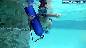 Minnie Manga's Underwater Dildo Blowjob: Teasing Or Tempting?