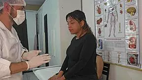 ginecologista examina casal de lésbicas uma delas distraída no celular 😜