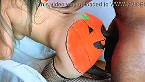 doces ou rola dura loira fode com negro dotado em noite de halloween