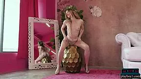 Petite blonde playboy model roxy shaw shows all and looks amazing 😍