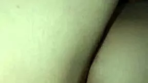 me pone de lado y me la mete de cucharita en mi culo y termino montando profundo