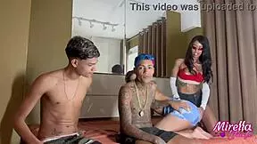 Amigos novinhos perdem virgindade sozinhos em casa