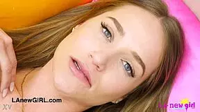 Супер горячая начинающая модель раздевается догола и дрочит бритую 18+ пизденку на диване