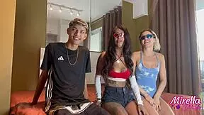 Amigos novinhos perdem virgindade sozinhos em casa