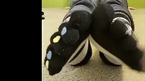 she's all about that foot worship with her sexy toes and butts