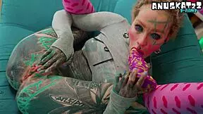 omg watch this skinny tattooed goth stretch her tiny butthole with huge dildos n squirt 😈🔥