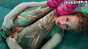 omg watch this skinny tattooed goth stretch her tiny butthole with huge dildos n squirt 😈🔥