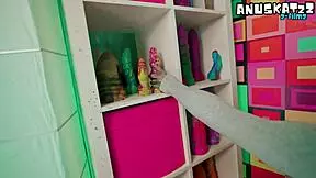 omg watch this skinny tattooed goth stretch her tiny butthole with huge dildos n squirt 😈🔥