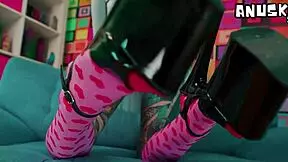 omg watch this skinny tattooed goth stretch her tiny butthole with huge dildos n squirt 😈🔥