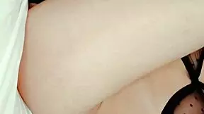 la novia de mi mejor amigo me mando videos masturbandose y en el hotel la coji toda la noche con creampie