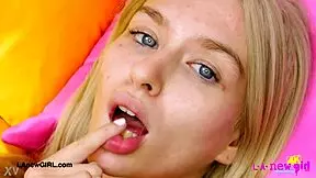 pretty teen blonde showin her sexy body off damn!!