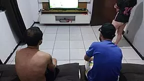 Meu marido perdeu aposta e agora amigo fode minha boca na frente dele