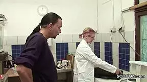 kleine jungfrau screams as chef rams her virgin pussy hard