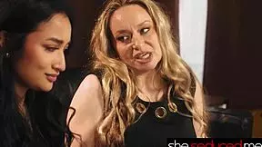 she seduced me durin the lesbian audit so damn hot