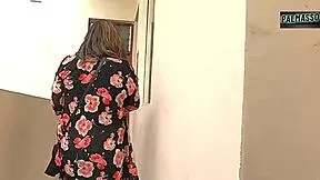 en la calle una se�ora madura es PERSEGUIDA pillada y cogida por un joven a cambio de pagarle sus deudas... no te demores mucho al follar por favor tengo que volver a casa