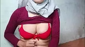how does hijab shemale cum riding that fat dildo solo?