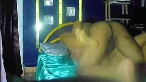 la película aburrida y yo caliente, nos echamos un casero-clip rapidito en la cama