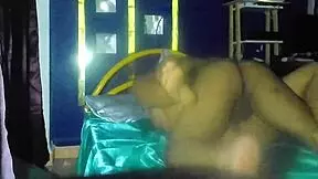 la película aburrida y yo caliente, nos echamos un casero-clip rapidito en la cama