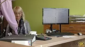 Chérie gives wet pussy to nasty credit agent for drilling