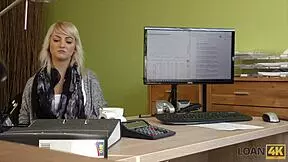 Chérie gives wet pussy to nasty credit agent for drilling