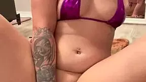 damn this cam model big ass cums hard on her dildo 😍🔥