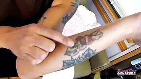 Raven Lane fingers shaved pussy on sofa before sucking cock and taking facial cumshot