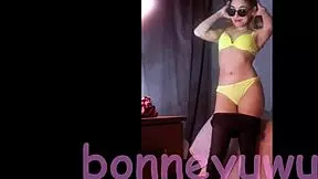 Bonneyuwu Dances Seductively in Panties Skirt and Bra