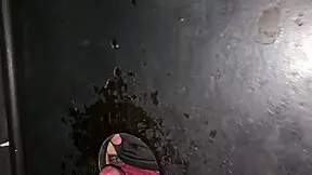 nem sempre da sorte no gloryhole, mas esse pau pequeno do corno foi fraco