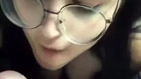 quer ver essa novinha safada chupando pau gostoso?