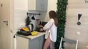 whoa no toys around so this brunette grabs banana for kitchen masturbation fun 🍌💦