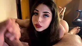 Deliciosa paja seductiva a mi padrastro en cama de invitados acaba cubriendo mi carita