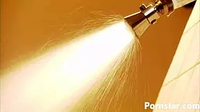 Seksi Jessi Summers' Shaved Pussy Licked In Hot Shower Scene