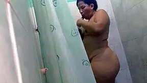 llegue del trabajo y me quite la ropa pa un ba�o rico... acabo masturbando mi co�o gordo hasta squirtear 💦😩