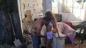 Pequena Enteada Cozinhada ao Ar Livre