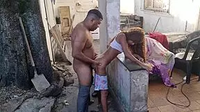 Pequena Enteada Cozinhada ao Ar Livre