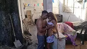 Pequena Enteada Cozinhada ao Ar Livre