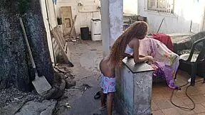 Pequena Enteada Cozinhada ao Ar Livre