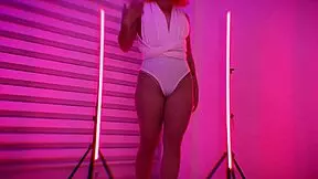 colombian dancer shakes her ass seductively for cash 💃🍑