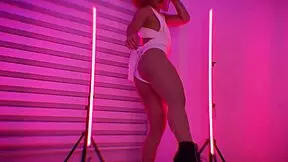 colombian dancer shakes her ass seductively for cash 💃🍑