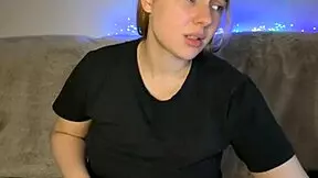 FAT MODEL FINGERS HER TIGHT WET PUSSY ON WEBCAM