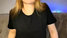 FAT MODEL FINGERS HER TIGHT WET PUSSY ON WEBCAM